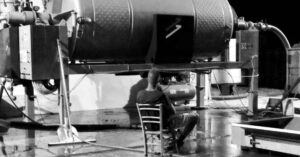 cantiniere davanti alla pressa